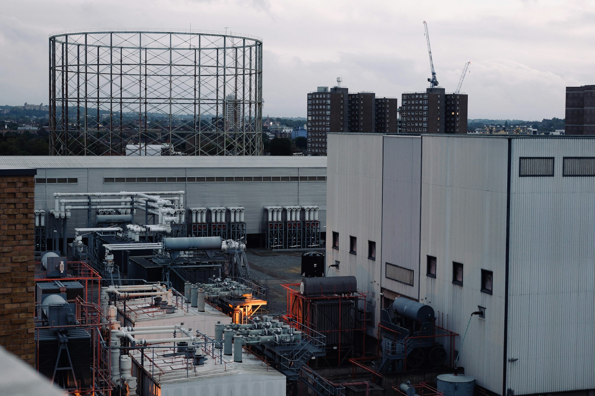 Learn how island mode enables parts of the grid to operate independently during outages, ensuring local reliability and continuous power supply.
